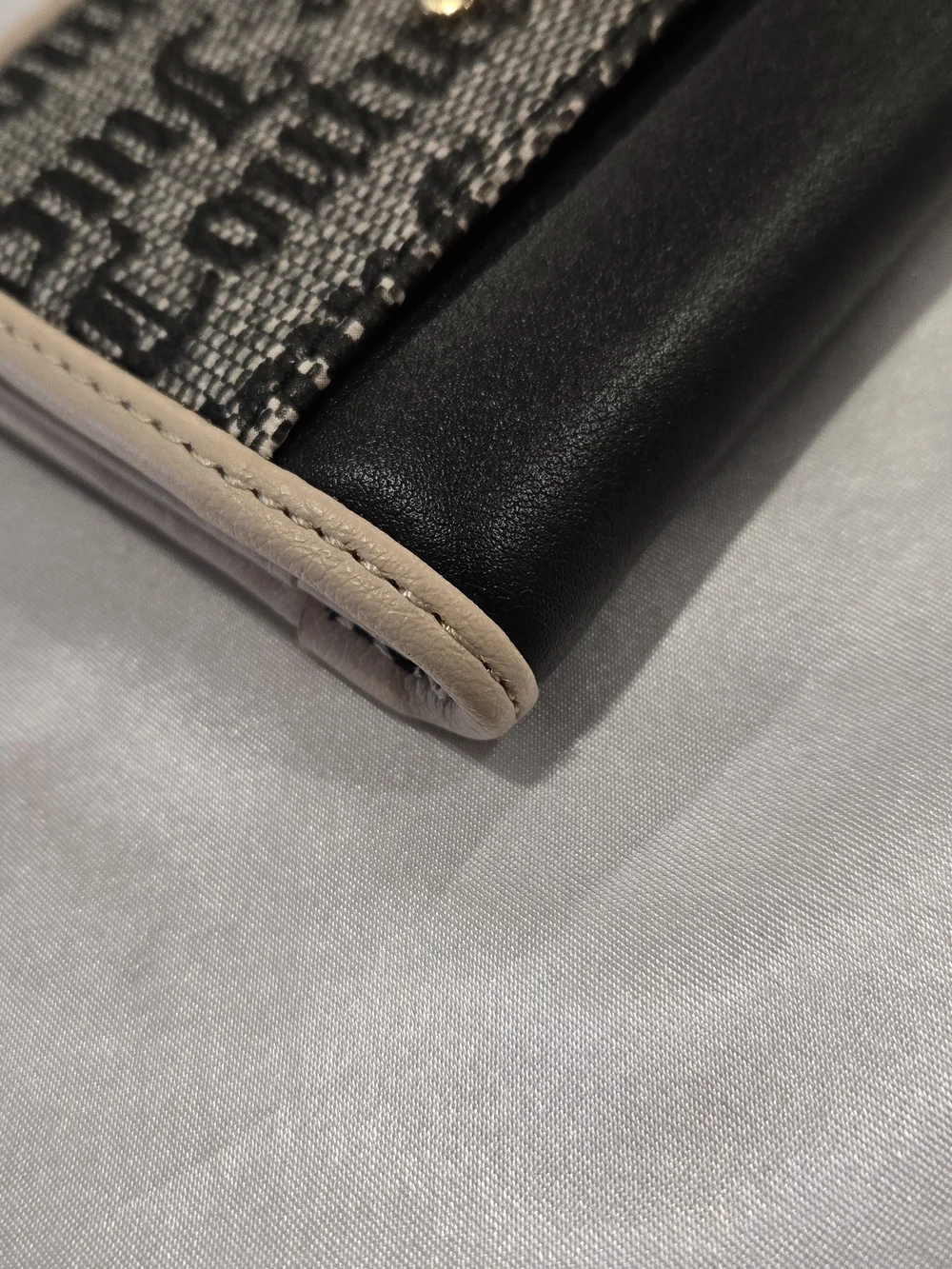 Juicy Couture Black and Beige Logo Card Holder Wallet EUC